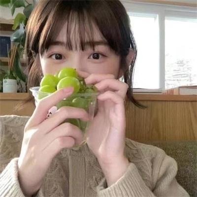 《我和精神小妹同居》第2集剧照 粉发女孩跟进家门