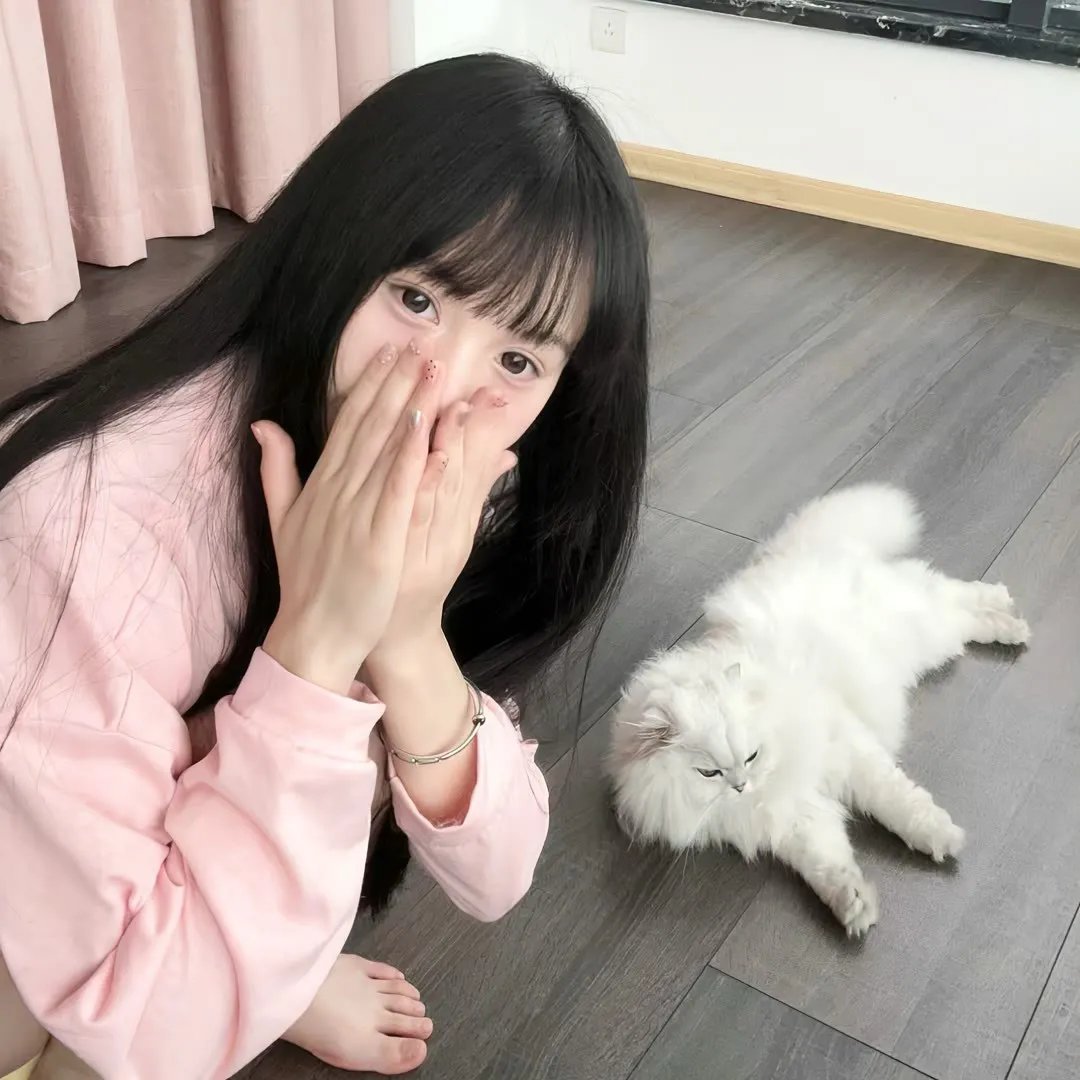 《我和精神小妹同居》剧集海报 粉发女孩与陈默的同居生活近景