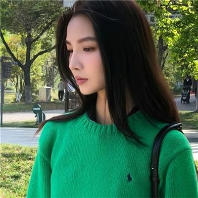 《我和精神小妹同居》剧照 街头相遇的夜晚身影